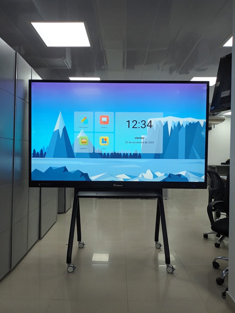 Pantalla interactiva QMaster en soporte móvil, encendida, en una escuela de formación de la Policía Nacional
