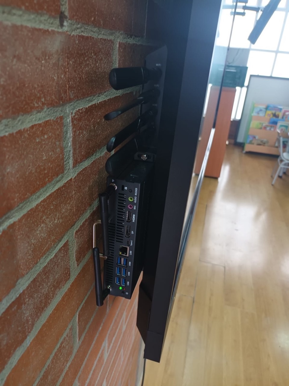 Módulo OPS insertado en el costado de la pantalla interactiva, con sus puertos