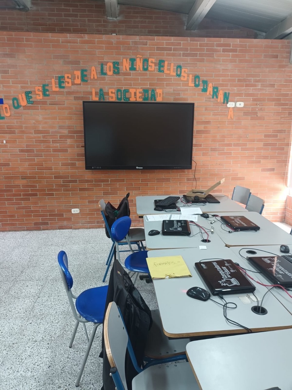 Pantalla interactiva instalada en la sala de informática de un colegio oficial