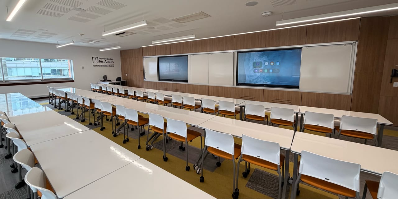 Aula universitaria con pantallas interactivas empotradas