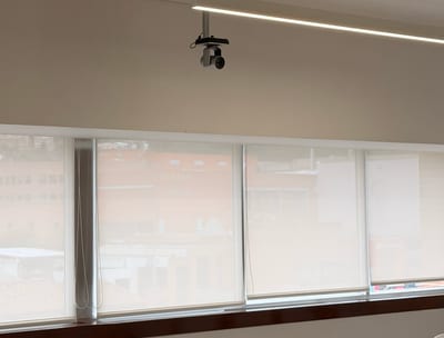 Cámara de videoconferencia colgada del techo del aula